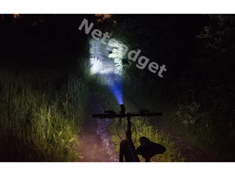 Lampe de poche multifonction de 1800 lumen - Netgadget